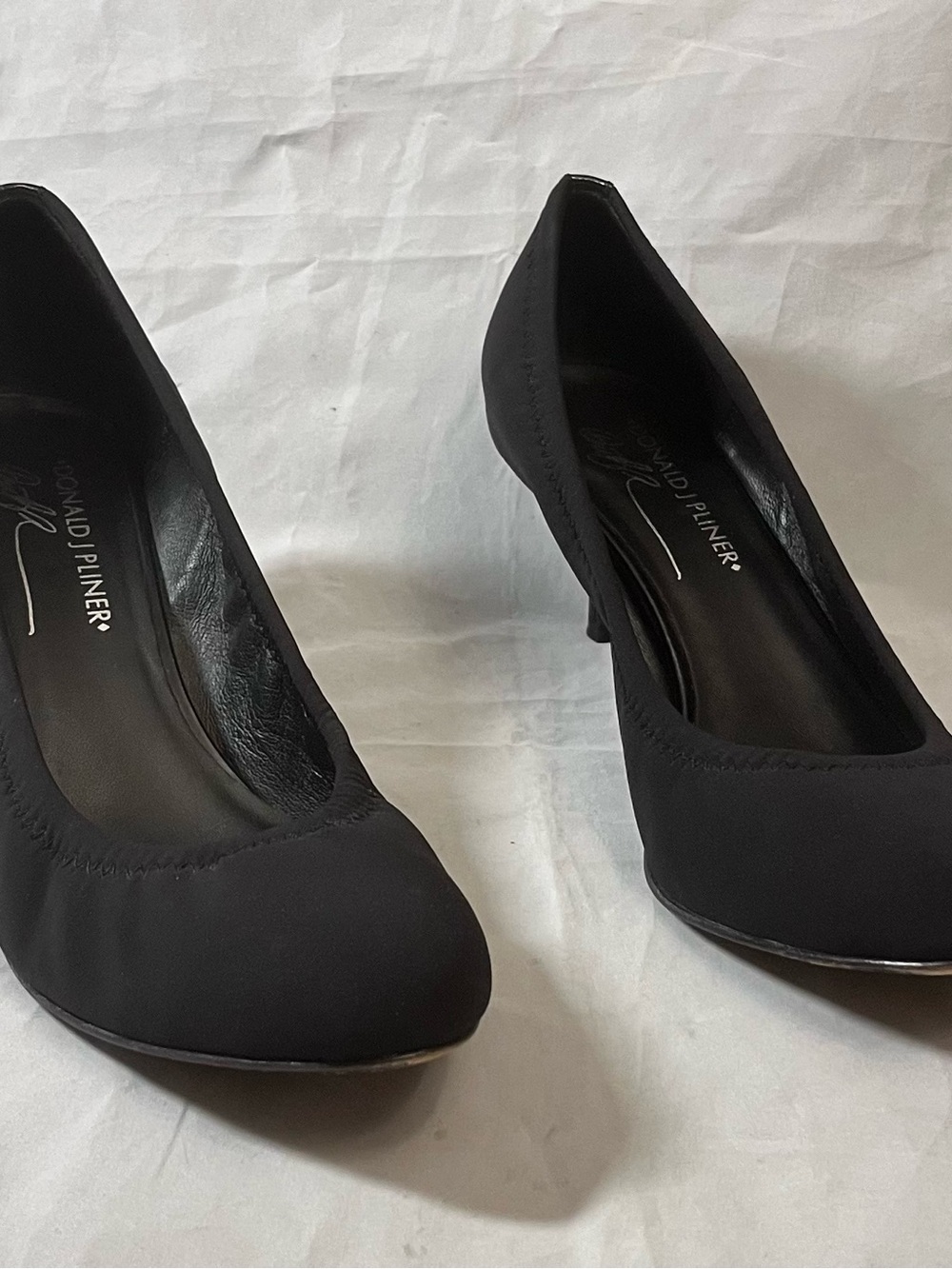 Donald J. Pliner Black Round-Toe Low Kitten Heel Pumps